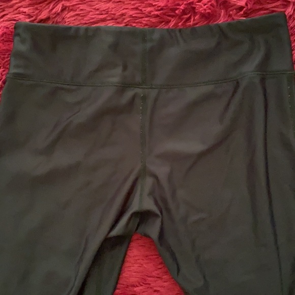 Under Armour compression capris black leggings - Picture 9 of 15